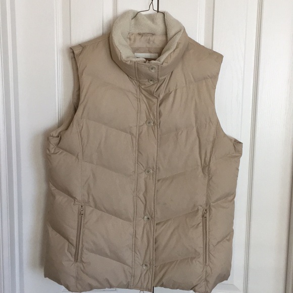 Banana Republic Jackets & Blazers - BANANA REPUBLiC beige/tan puffer vest